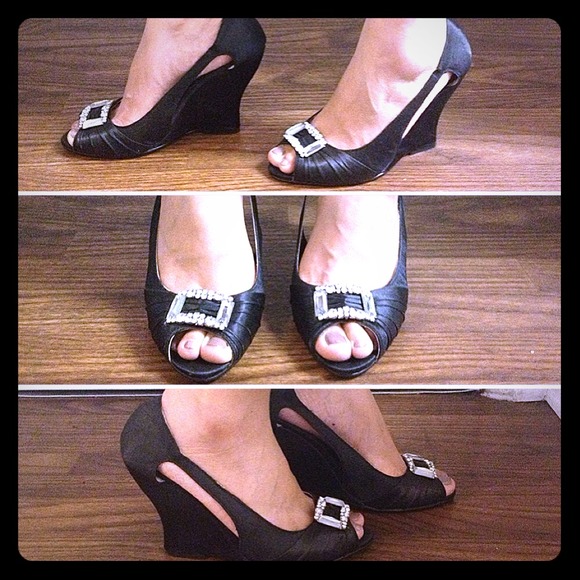 ⬇REDUCED⬇ Black peep toe wedge with gems