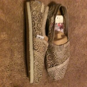 Size 5 1/2 crochet Toms. Never been worn.