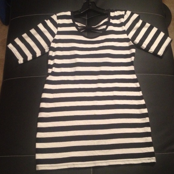 ❌SOLD IN BUNDLE❌Black/White Bow Back Tunic ❌SOLD❌