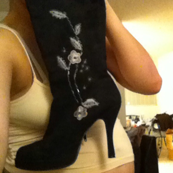 Cute suede black boots