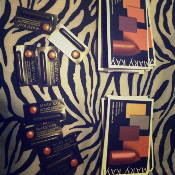 ❗SOLD❗Nwot 16 pcs Mary Kay make up samples