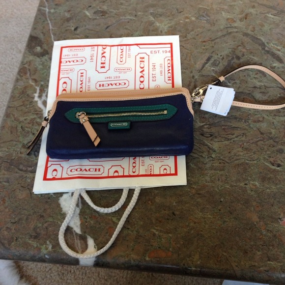 Coach authentic wristlets clutch no trades - Picture 2 of 4