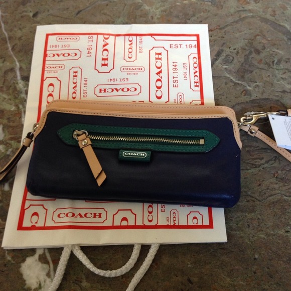 Coach authentic wristlets clutch no trades - Picture 3 of 4
