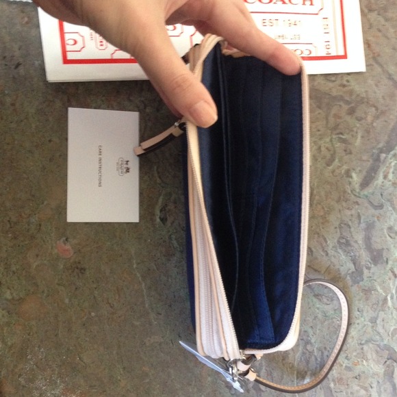 Coach authentic wristlets clutch no trades - Picture 4 of 4