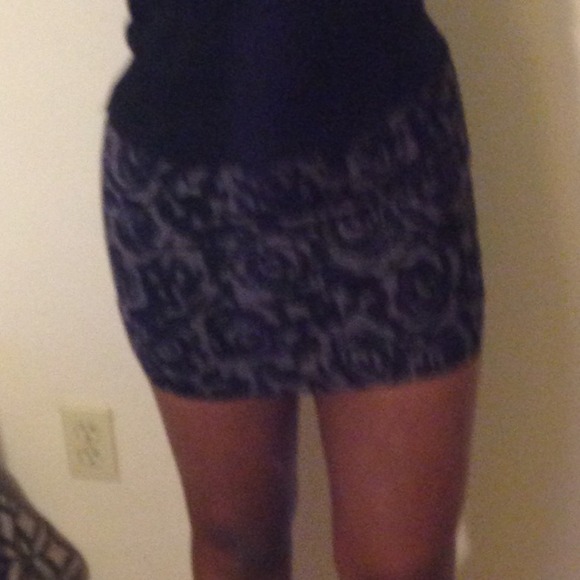 Black and grey floral print skirt. - Picture 2 of 3