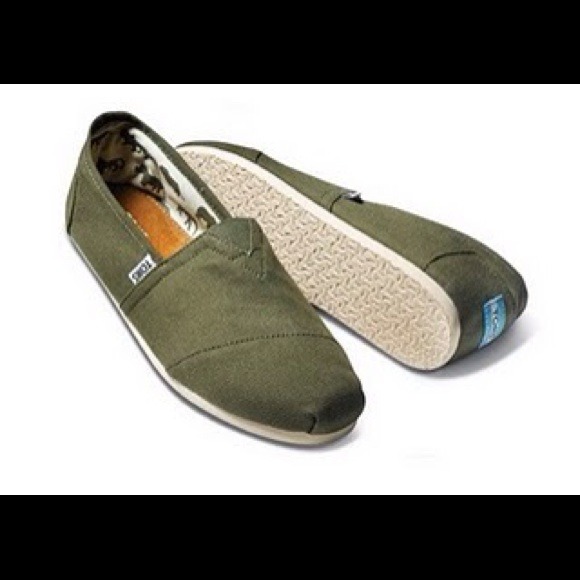 Size 8 olive green toms with tags and box