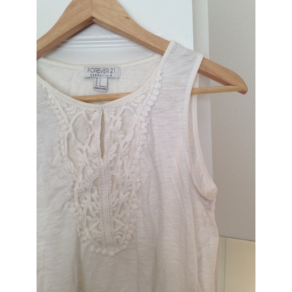 Decorated White Sleeveless Top - Picture 2 of 3