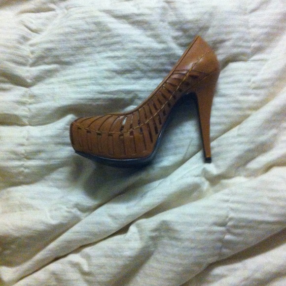 BCBG brown heel
