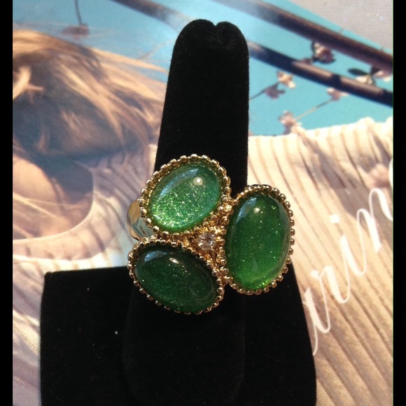 Jewelry - Beautiful Green Glass look Rhinestone Ring.