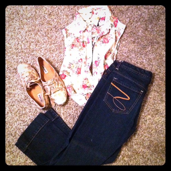 Seven jeans. Dark denim capris