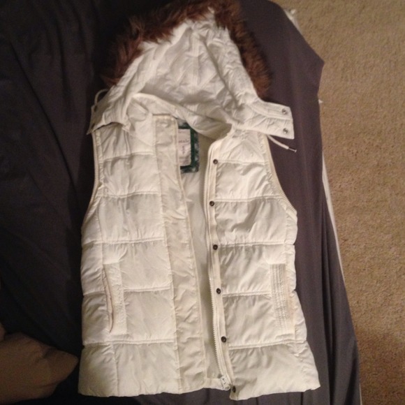 Aeropostale white faux fur hooded puffy vest