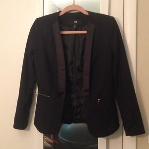 Elegant black fitted blazer. Satin lapel & zipper
