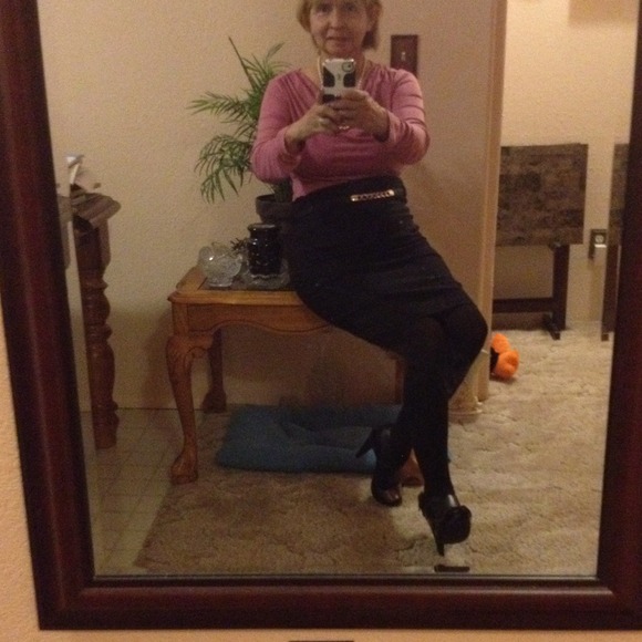 NWOT🌺Beautiful Black Stretch Skirt w/Gold accent - Picture 2 of 4