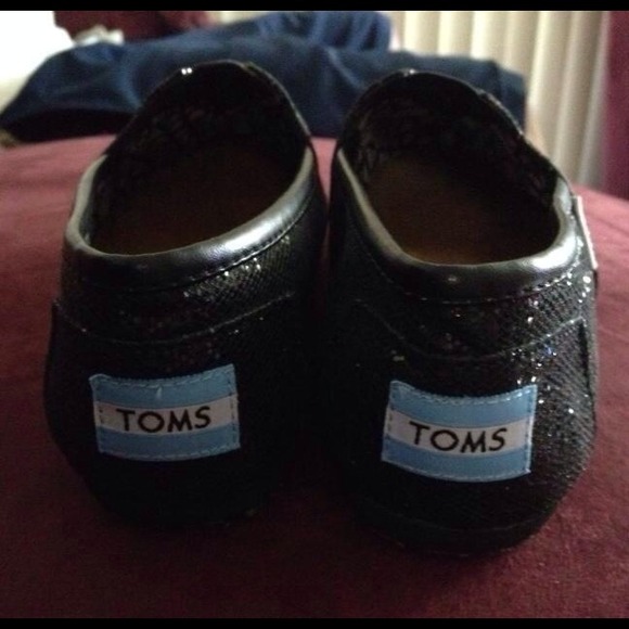 BRAND NEW TOMS!!
