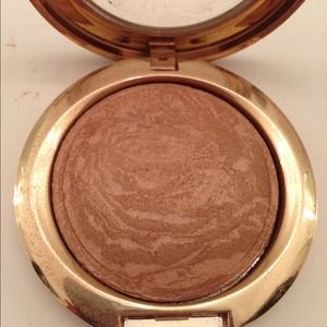 SOLD IN BUNDLE VS bronzer (used once)