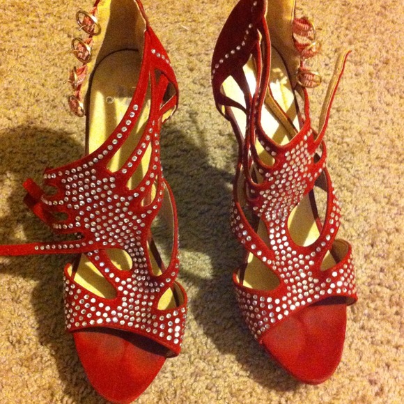 Red high heels with diamond accents - Picture 2 of 4