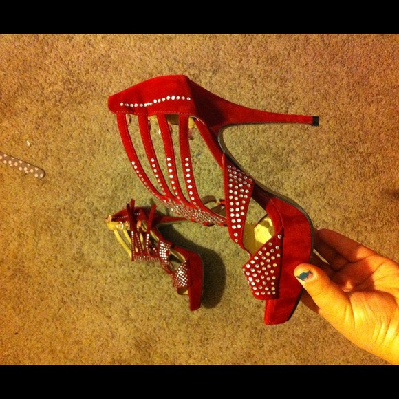 Red high heels with diamond accents - Picture 3 of 4