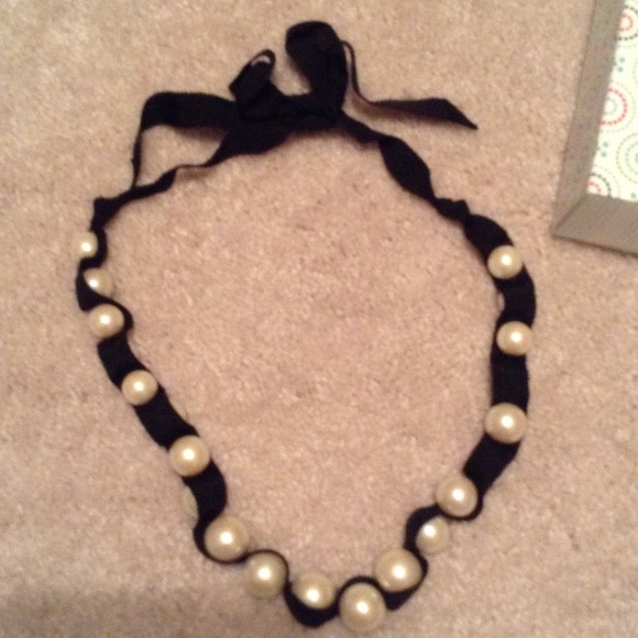 SOLD!! Stella & dot Jenna Pearl & Ribbon Necklace
