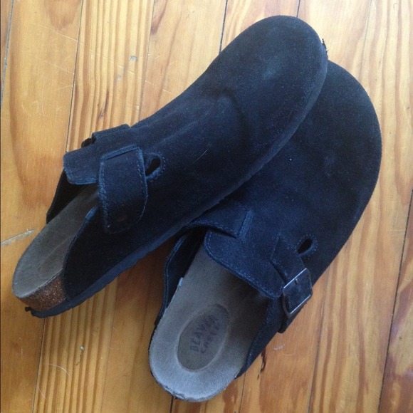 Comfy black clogs