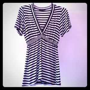 Like new black and white striped deep-v top