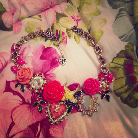 Betsey Johnson Jewelry - 😍😍Betsey Johnson STATEMENT necklace 😍😍