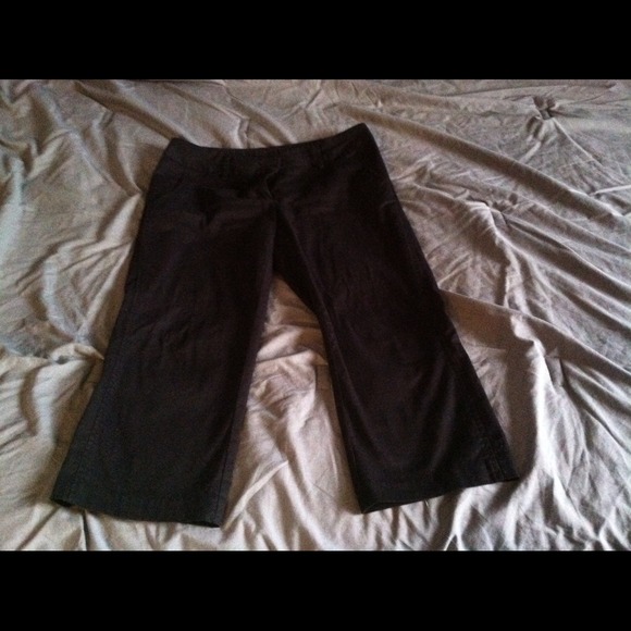 Daisy Fuentes black dress capris