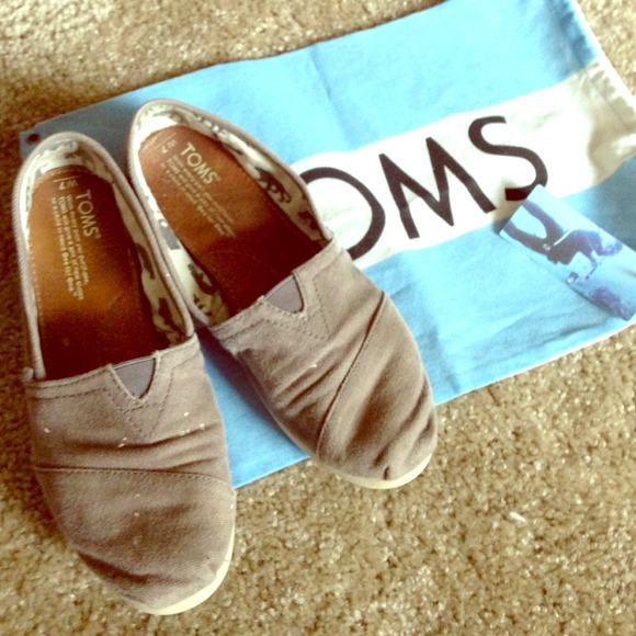 🚫SOLD🚫Gray Toms