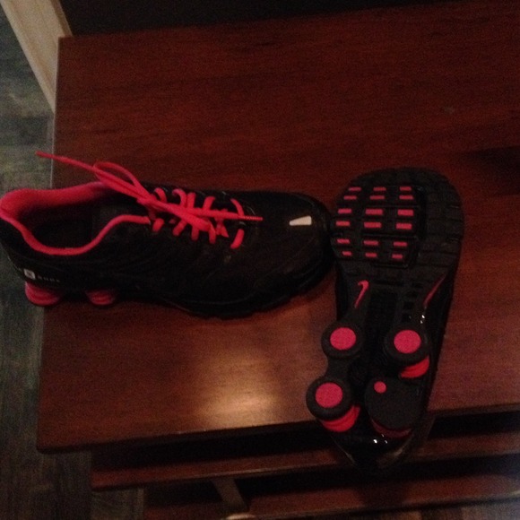 Brand new! Never worn! Nike shox! Size 11.