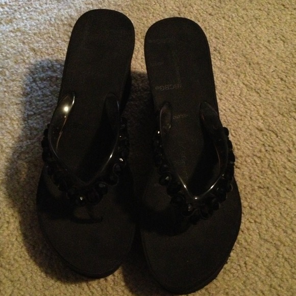 🚫🚫SOLD🚫🚫BCBG wedge flip flops