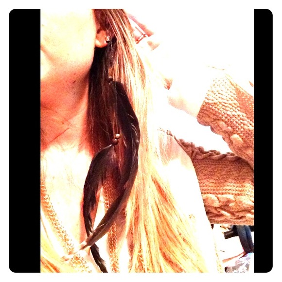 ✖️✖️ SOLD IN BUNDLE Feather Hair Clip - Picture 1 of 4