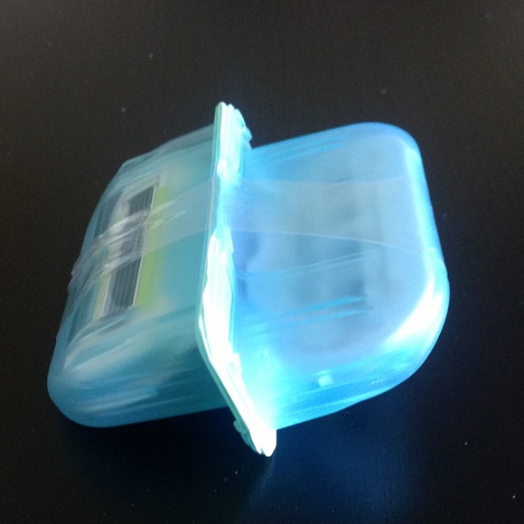 2 sealed Venus razor cartridges.