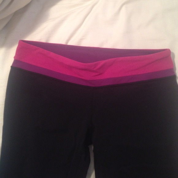 **SOLD** Lululemon Rock Out Crops 8 - Picture 2 of 3
