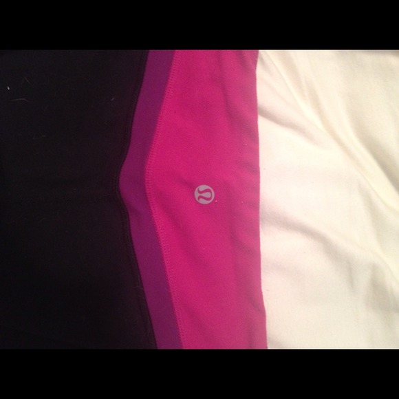 **SOLD** Lululemon Rock Out Crops 8 - Picture 3 of 3