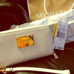 Michael Kors creme colored iPhone clutch. Like new