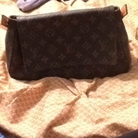 Handbags - Louis Vuitton purse