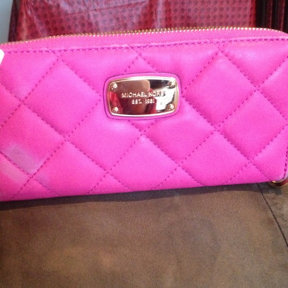 Sold to @misstwyla Authentic Michael Kors wallet