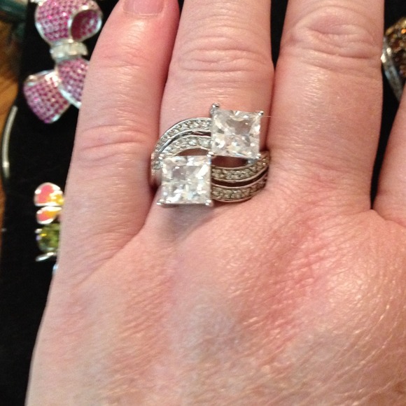 Cubic zirconium ring