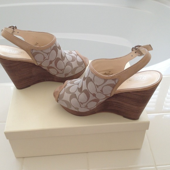 Gorgeous Coach platforms w/logo upper