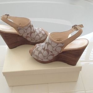 Gorgeous Coach platforms w/logo upper