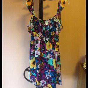 Beautiful floral dress size XL with ruffle detail!