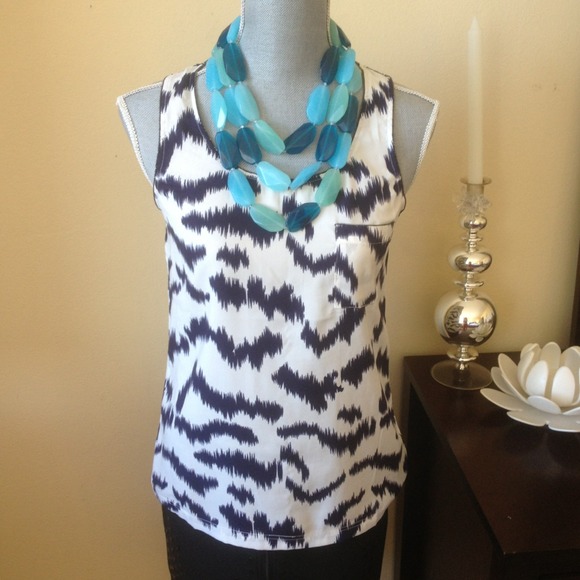 🚫Sold🚫 Adorable navy/white top
