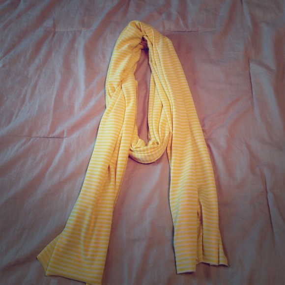 🚫Sold in bundle🚫Yellow and white stripe scarf.