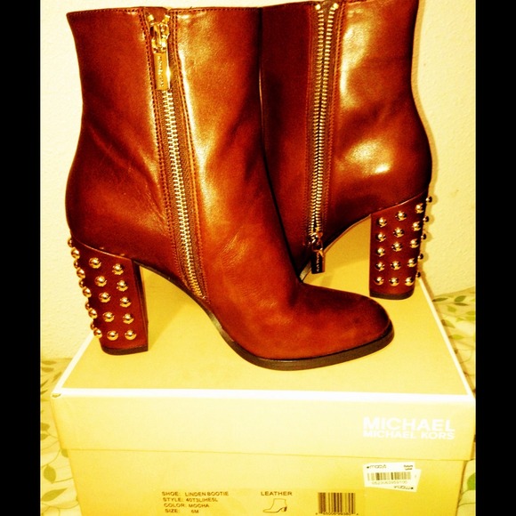 🚫SOLD OUT🚫Michael Kors Boot 💯Authentic 👍 - Picture 2 of 3