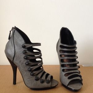 Black/Gray open toe pump