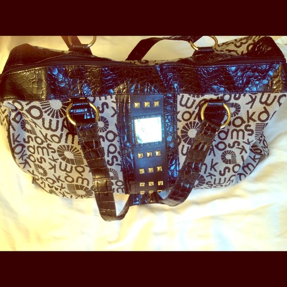 💯 Authentic!! Akademiks Traveling Duffel Bag