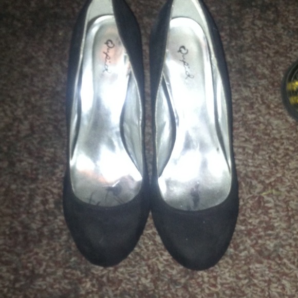Black wedges