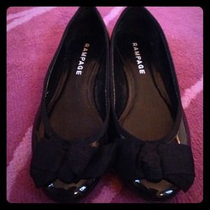 🎀 Patent black flats with bow!