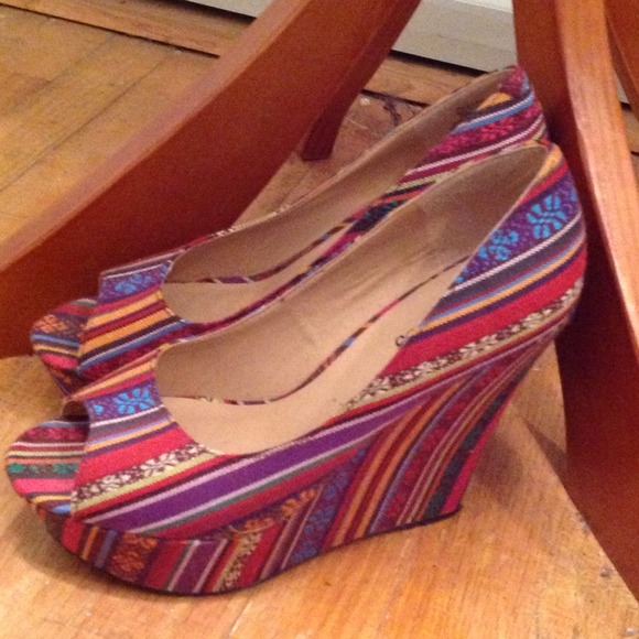 Striped, peep toe shoes