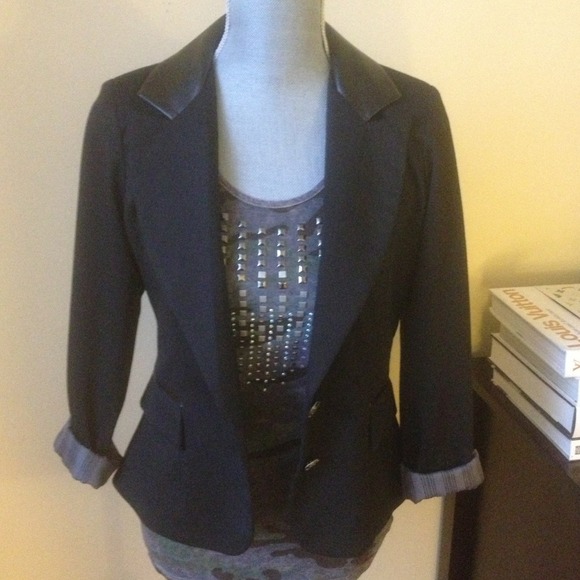🚫Sold🚫 blazer w faux leather trim