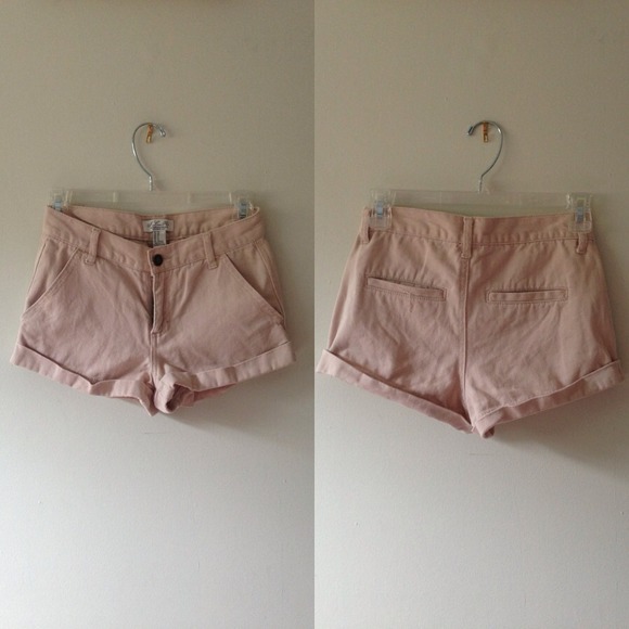 FOREVER 21 BEIGE SHORTS